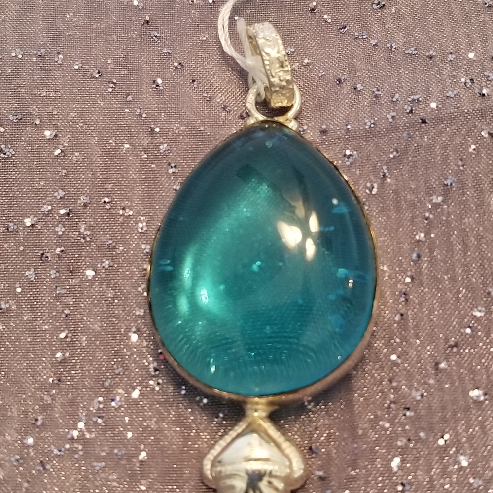 Elegant Silver and Blue Pendant Necklace